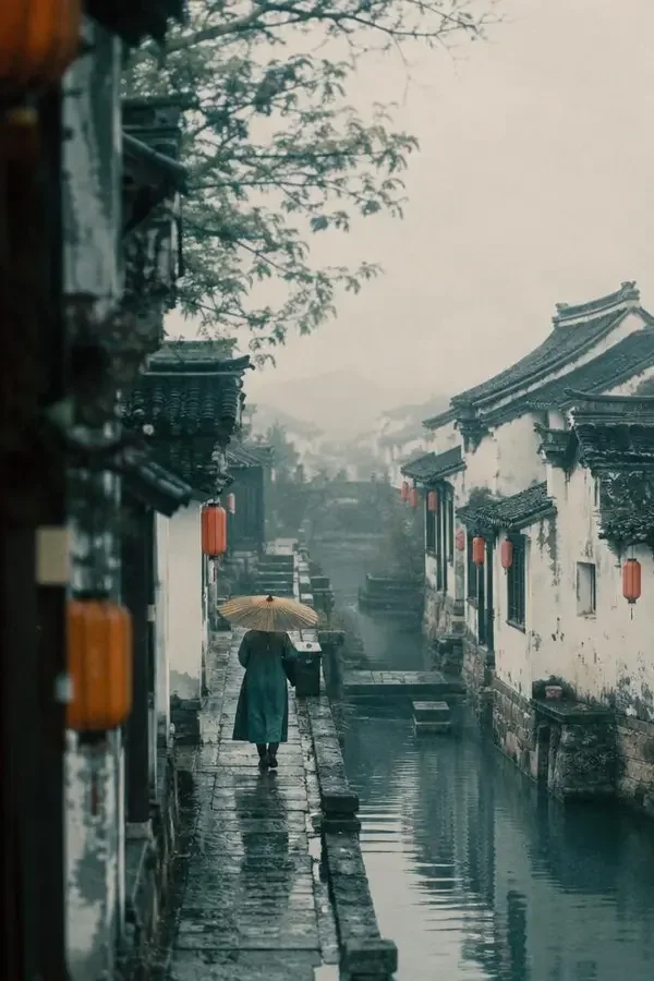 《半城烟雨》2026 年国产电影海报，半个城市的雨，落在两个人隔着的二十年里